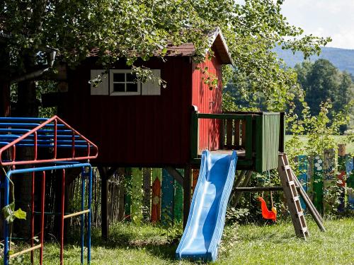 Unser Spielplatz mit Baumhaus Unser Spielplatz mit Baumhaus