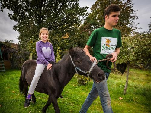 Reiten auf unserem Pony Fritzl Reiten auf unserem Pony Fritzl