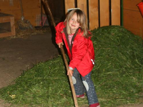 Mädchen im Stall Mädchen im Stall