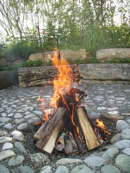 Lagerfeuer im Steinkreis ...