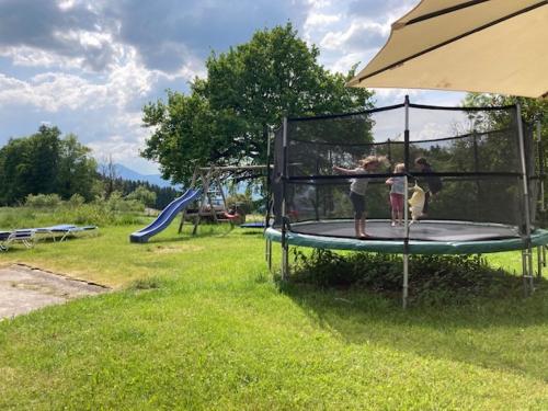 Spielplatz Trampolin Schaukel
