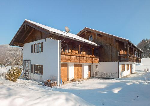 Haus Winteransicht Garage