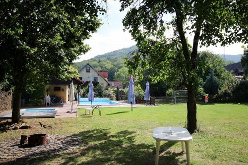 Liegewiese mit Schwimmbad