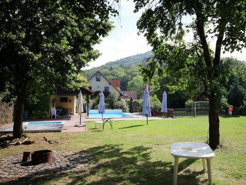Liegewiese mit Schwimmbad