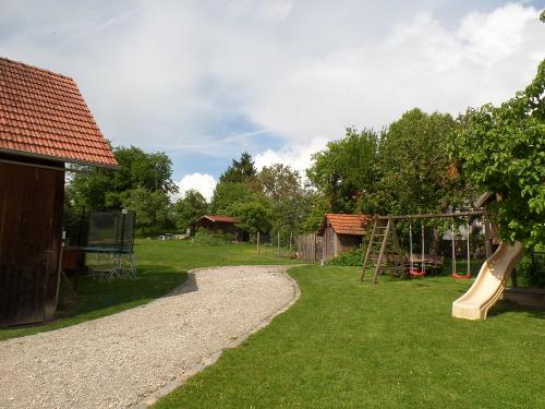 Spielplatz und Trampolin
