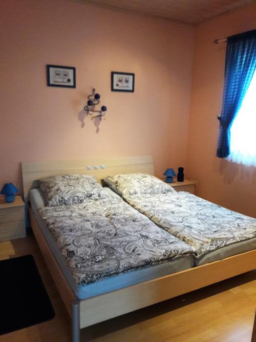 Zwei Schlafzimmer mit jeweils einem Doppelbett