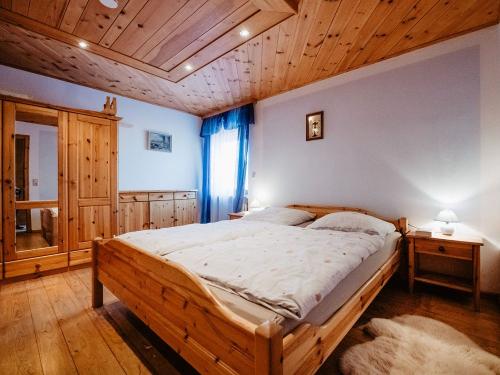 Großes Schlafzimmer mit Babybett