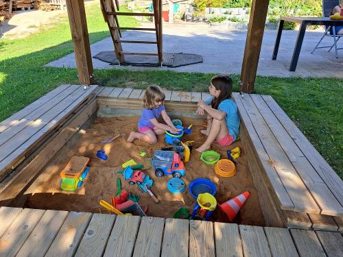 Sandkasten unter dem Spielhaus mit Rutsche