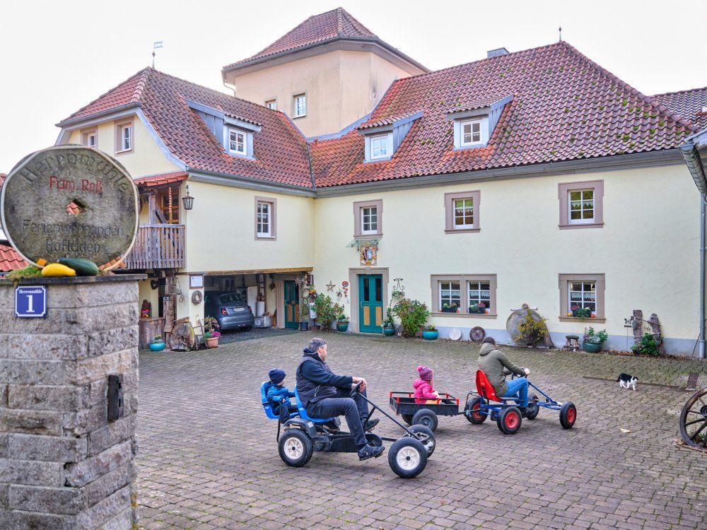 Ferienhof HerrnmÃ¼hle Haupteingang  Bauerhofurlaub Familie Tiere