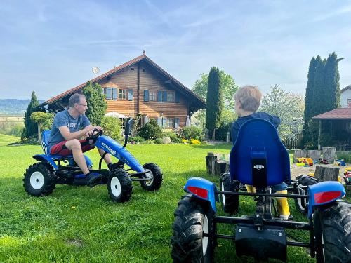 Kettcars auf dem Spielplatz