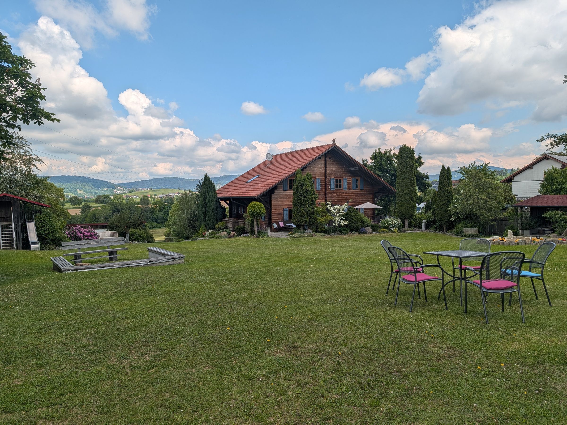 Holzhaus Lavendel und Rosmarin mit Spielwiese Holzhaus Lavendel und Rosmarin mit Spielwiese