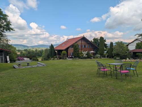 Holzhaus Lavendel und Rosmarin mit Spielwiese Holzhaus Lavendel und Rosmarin mit Spielwiese