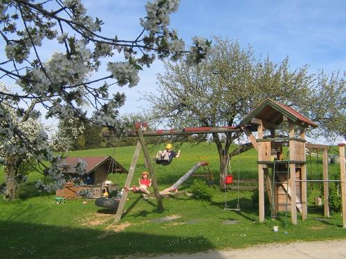 großer Spielplatz m. Trampolin, Spielhaus, Sandkiste, u.v. mehr