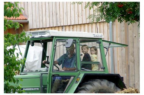 Mitfahren auf dem Traktor