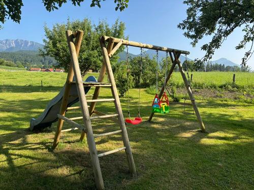 Unsere Schaukel mit Rutsche