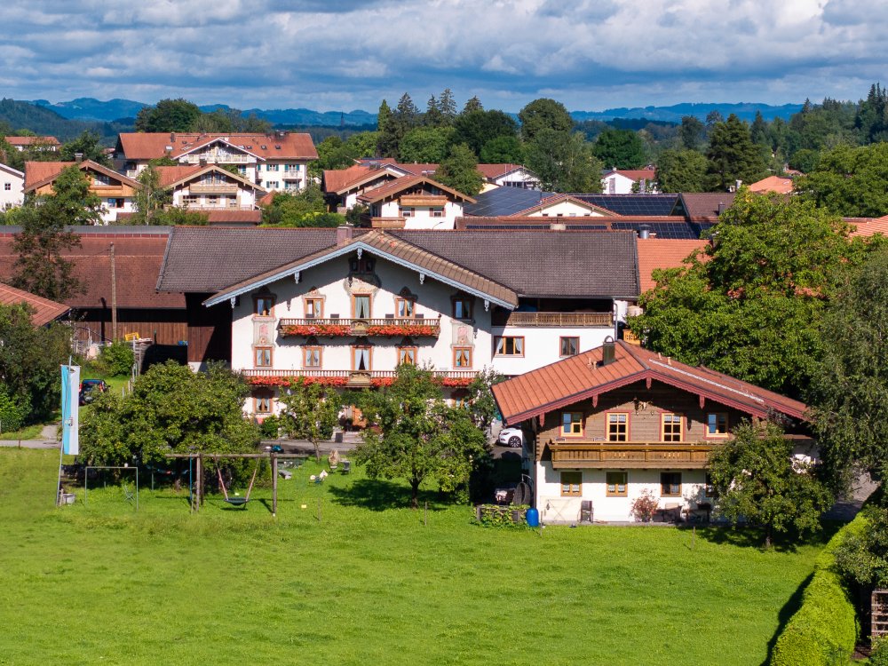 Dampfhof in Bergen. Im Vordergrund das Gästehaus   im Hintergrund der Bauernhof.
