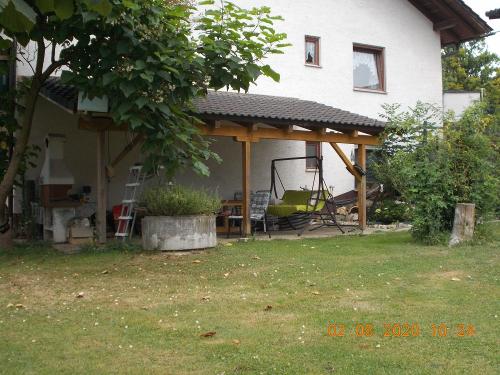 Der Überdachte Grillplatz lädt zum grillen und  gemühtlichen zusammensitzen ein