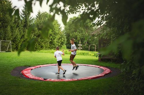 Große Sprünge auf dem Trampolin