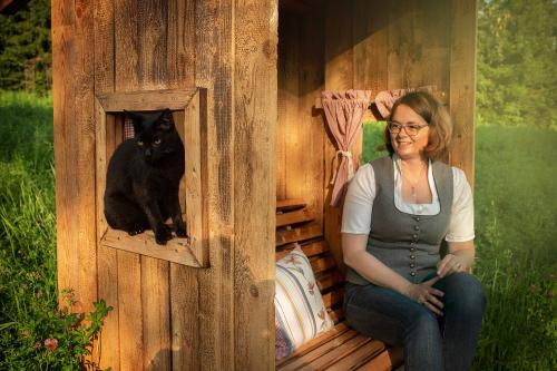 Katze Lisi genießt die Aussicht!