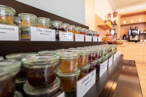 Über 12 Sorten hausgemachte Marmeladen! Probieren!