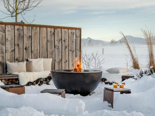 Hussnhof Farm Lodge Lagerfeuer und Grillplatz im Winter in den Alpen Hussnhof Farm Lodge Lagerfeuer und Grillplatz im Winter in den Alpen