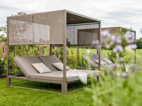 Hussnhof Farm Lodge - gemütliche Gartenanlage Daybeds im Bauerngarten Hussnhof Farm Lodge - gemütliche Gartenanlage Daybeds im Bauerngarten