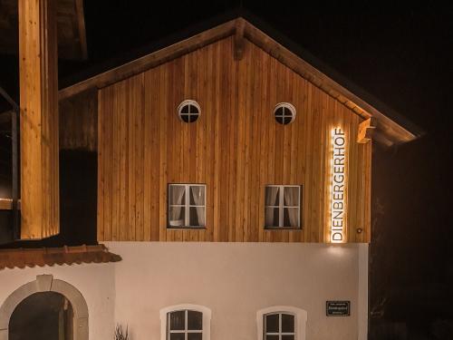 Dienbergerhof bei Nacht