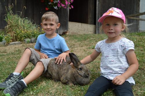 Lena und Julian mit Hase "Frieda"