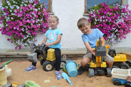 im Sandkasten spielen