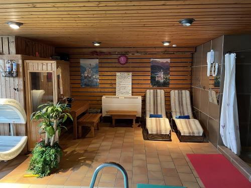 Wellnessbereich mit Sauna, großer Dusche, Solarium