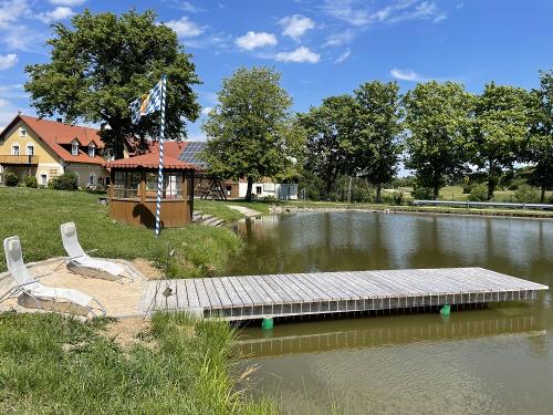Steg mit hauseigenem Badeweiher und Badeanlage