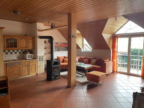 Wohn-/Essbereich FeWo4 mit Kamin und Balkon