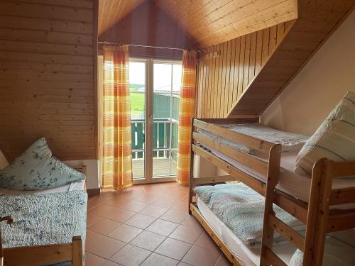 Kinderzimmer mit Balkon udn Etagenbett in FeWo4