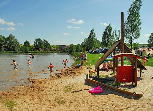 See mit Sandspielplatz