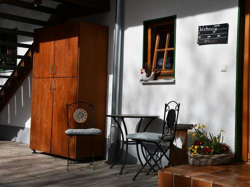 Stzmöbel vor der Wohnung