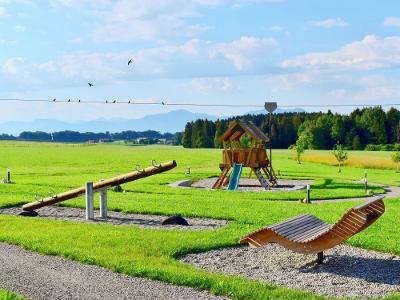 weitläufiger Abenteuerspielplatz mit Bergblick
