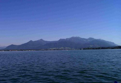 Chiemsee mit Bergpanorama
