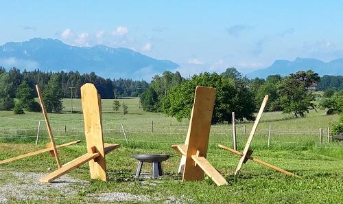 idyllische Lagerfeuerstelle mit Bergblick