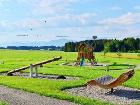 weitläufiger Abenteuerspielplatz mit Bergblick weitläufiger Abenteuerspielplatz mit Bergblick