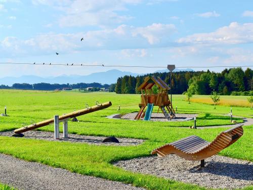 weitläufiger Abenteuerspielplatz mit Bergblick weitläufiger Abenteuerspielplatz mit Bergblick