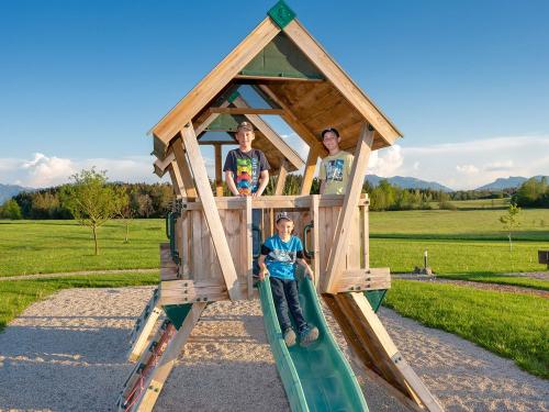 Spielvergnügen am großen Spielplatz Spielvergnügen am großen Spielplatz
