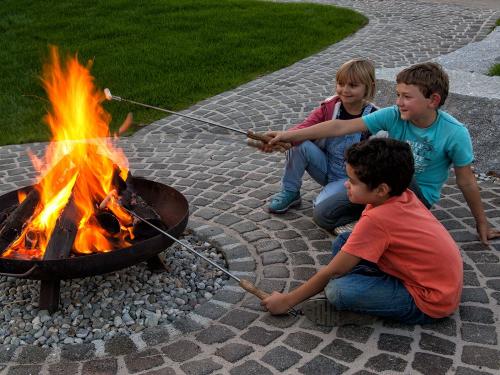 Lagerfeuerabend mit Stockbrot - beliebt bei Groß und Klein Lagerfeuerabend mit Stockbrot - beliebt bei Groß und Klein