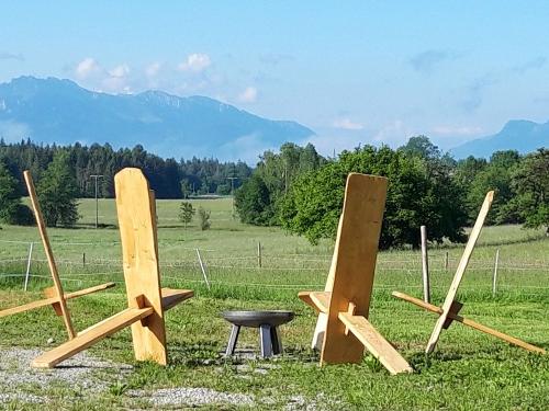 idyllische Lagerfeuerstelle mit Bergblick idyllische Lagerfeuerstelle mit Bergblick