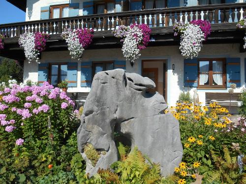 Unser Findling vorm Haus