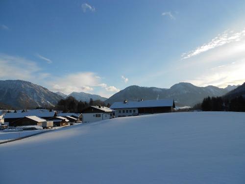 Der Matheishof im Winter mit Bergpanorama