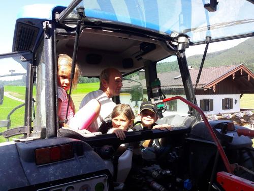 auf dem Traktor