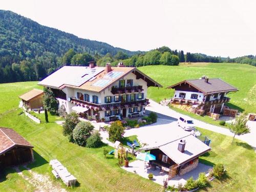 Matheishof mit Almhütterl und Zuhaus