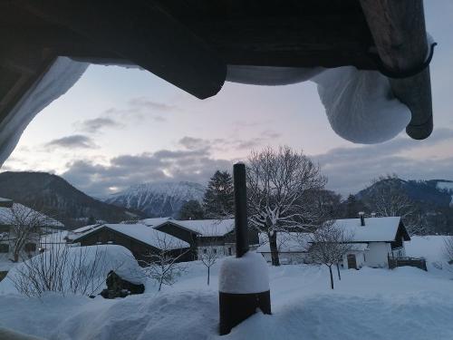 Schneenasen an der Almhütte