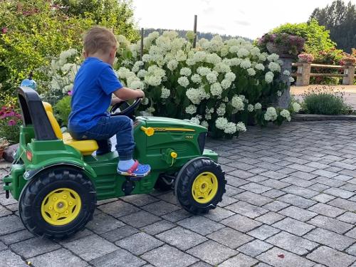 Spielmöglichkeiten im Innenhof  Kinderfahrzeuge etc.