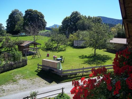 Ausblick vom Balkon auf Spielplatz und Garten
